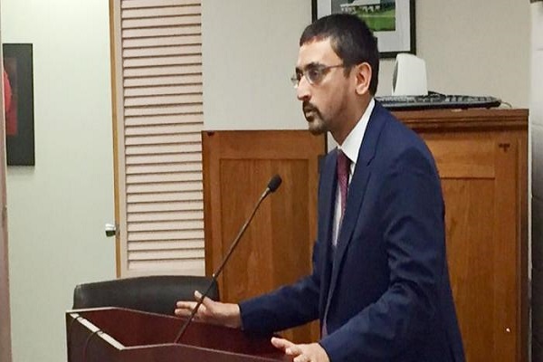 نخستین وزیر مسلمان &laquo;آموزش&raquo; در کالیفرنیا