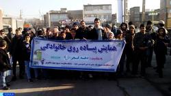 شرکت کنندگان در همایش پیاده روی به کمپین دوست شهید پیوستند