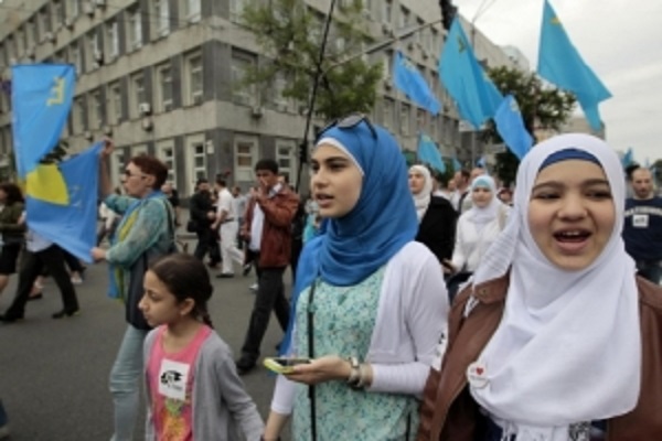 گزارش*** آزار و شکنجه، سهم تاتارهای مسلمان از الحاق کریمه به روسیه؛ از کوچ اجباری تا حبس/ آماده
