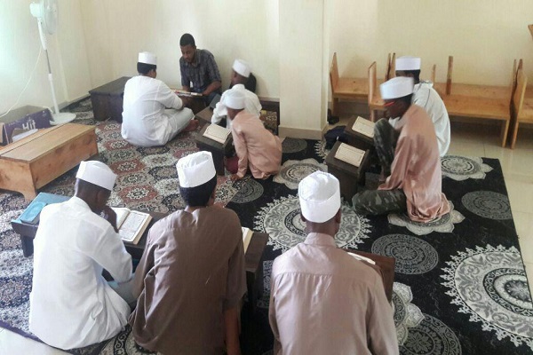 گفتگو***قرآن، روش زندگی و راه&zwnj;حل مشکلات است/ حفظ کل قرآن در 8 ماه