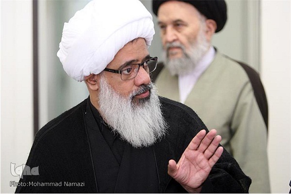 قاری خاشع، متخلق به اخلاق الهی و عامل؛ موثرتر از یک عالم ربانی رد نشود///قاری خاشع، متخلق به اخلاق الهی و عامل؛ موثرتر از یک عالم ربانی