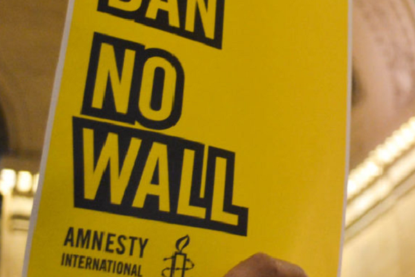 بیانیه عفو بین الملل آمریکا در سالروز فرمان ضد مهاجرتی ترامپ/انگلیسی