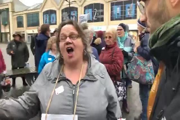 افزایش اعتراضات علیه سیاستمدار اسلام&zwnj;ستیز انگلیسی /آماده