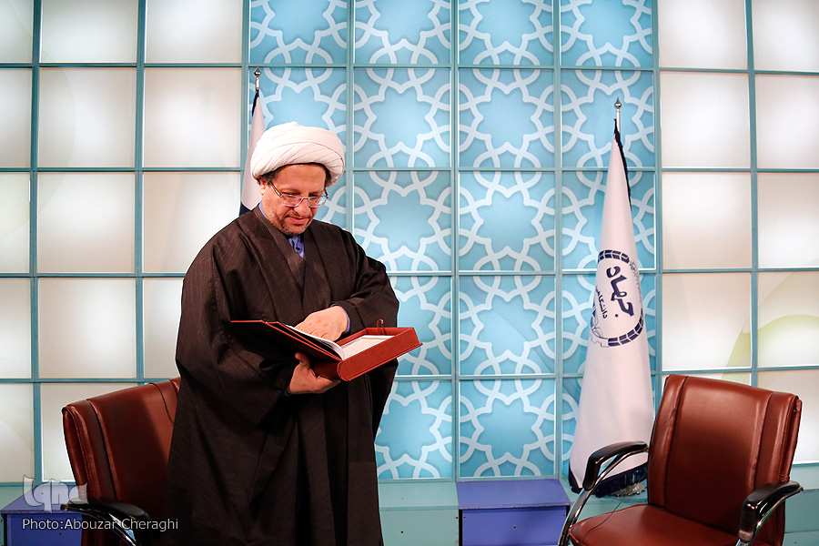 رویکرد حمایتی از فعالیتهای قرآنی موجب تضعیف مؤسسات قرآنیست و نه تقویت آنها/ حل مشکل آموزش ترجمه قرآن با طرح ملی «واژههای آسمانی» رویکرد حمایتی از فعالیتهای قرآنی موجب تضعیف مؤسسات قرآنیست و نه تقویت آنها/ حل مشکل آموزش ترجمه قرآن با طرح ملی «واژههای آسمانی»