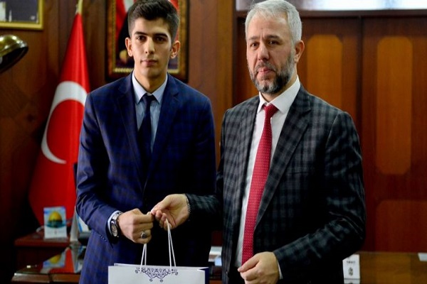 دانشآموز نوجوان ترکی سه ماهه حافظ قرآن شد دانشآموز نوجوان ترکی سه ماهه حافظ قرآن شد