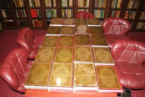 اهدای قرآن به بخش اسناد خطی دانشگاه کوفه