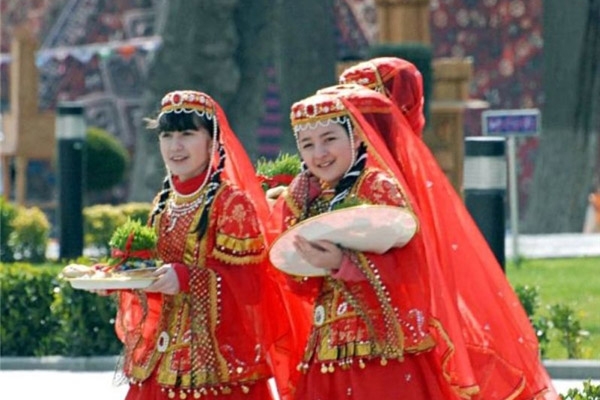 نوروز - 6 فروردین***نوروز در آذربایجان؛ از ماهی&zwnj;خوران تا حلوای اصفهان/ سبزه؛ مهم&zwnj;ترین نماد بهار