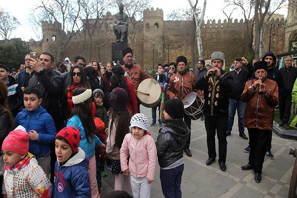 نوروز - 6 فروردین***نوروز در آذربایجان؛ از ماهی&zwnj;خوران تا حلوای اصفهان/ سبزه؛ مهم&zwnj;ترین نماد بهار