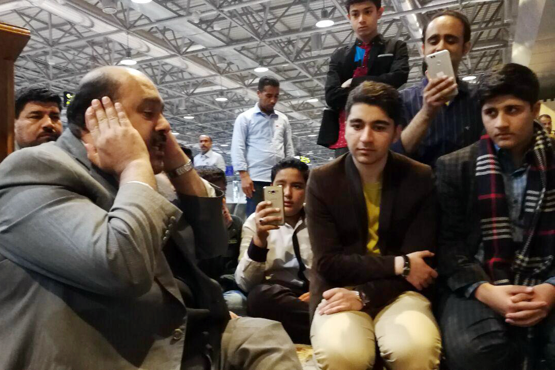 کریم منصوری حلقه قرآنی شوق تلاوت به گرد «کریم منصوری» در فرودگاه نجف