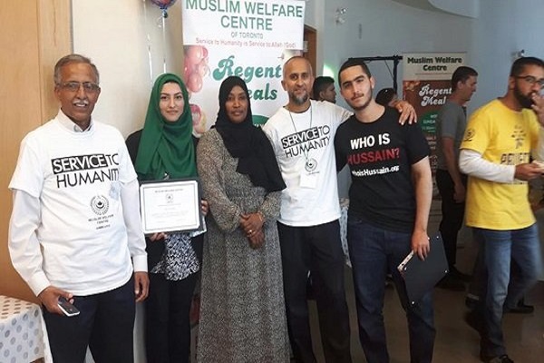 اطعام نیازمندان تورنتو توسط اعضای کمپین «حسین کیست»/ انگلیسی اطعام نیازمندان تورنتو توسط اعضای کمپین «حسین کیست»/ انگلیسی