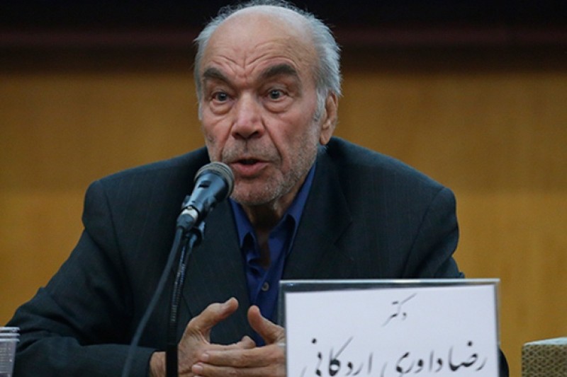 رابطه ما با علم انسانی ایدئولوژیک است/ هیچ علمی سرجای خود نیست