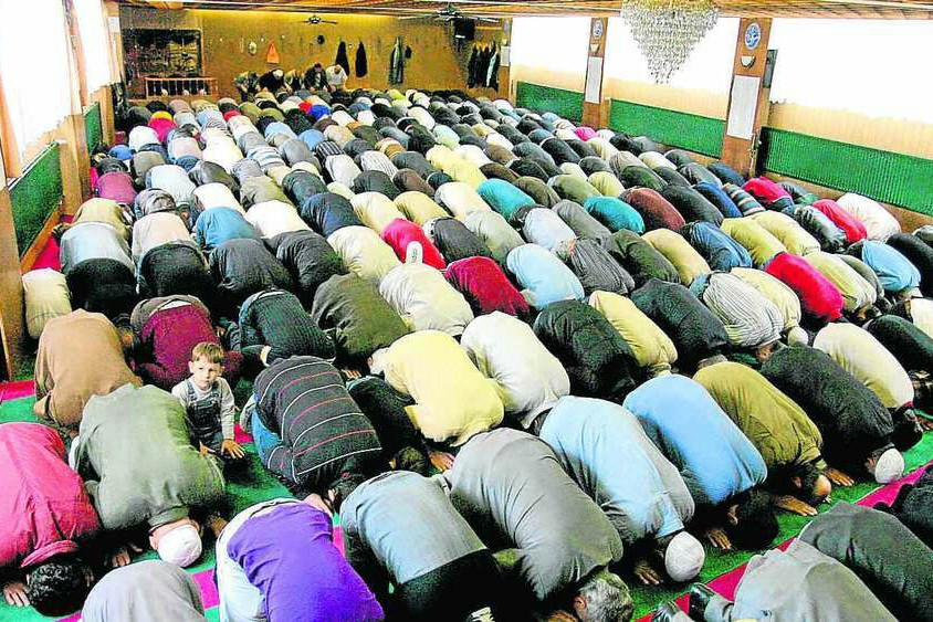 اقامه نماز مقابل ساختمان تئاتر شهر مونیخ