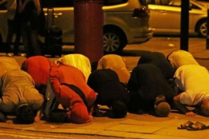 اقامه نماز در مسجد  «فینزبری پارک»  لندن ادامه دارد