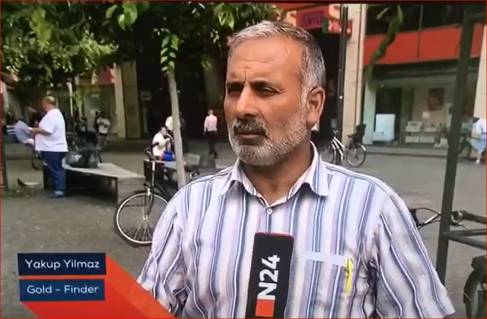 مسلمان آلمانی که کیف پر از پول و طلا را تحویل داد + عکس
