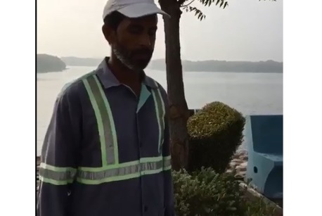 پاکبانی که با تلات قرآن رهگذران را متحیر ساخت