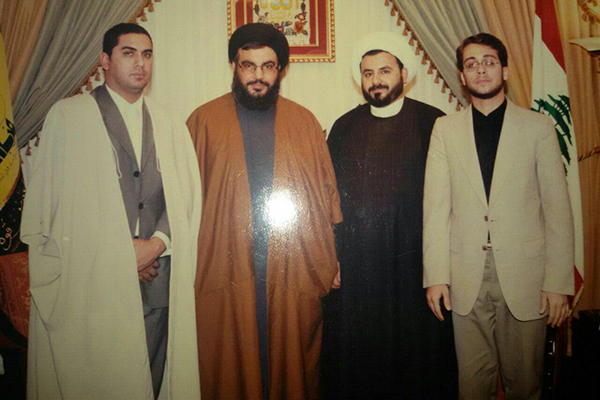 وحید نظریان در کنار انور شحات انور و سید حسن نصرالله در سال ۱۳۸۱ لبنان وحید نظریان در کنار انور شحات انور و سید حسن نصرالله در سال ۱۳۸۱ لبنان