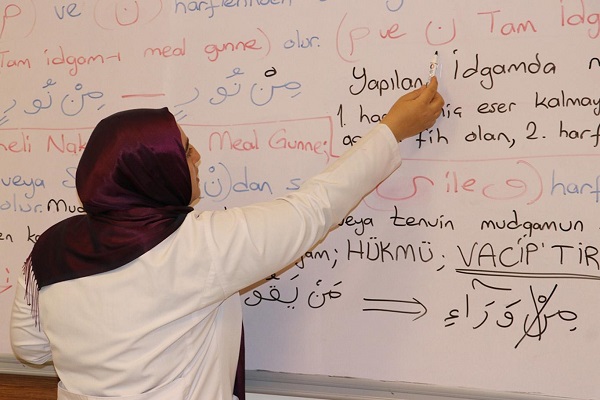 علاقه بانوان ترکیه‌ای به فراگیری قرآن کریم / در حال تکمیل