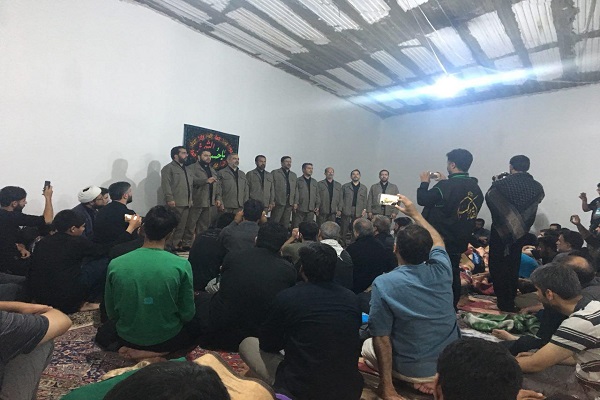 در حال عکس گذاری /// گزارشی از اجراهای گروه تواشیح محمدرسول‌الله(ص) در پیاده‌روی اربعین + عکس