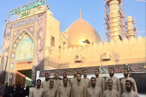 در حال عکس گذاری /// گزارشی از اجراهای گروه تواشیح محمدرسول‌الله(ص) در پیاده‌روی اربعین + عکس