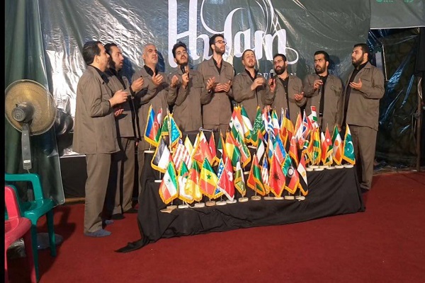 در حال عکس گذاری /// گزارشی از اجراهای گروه تواشیح محمدرسول‌الله(ص) در پیاده‌روی اربعین + عکس