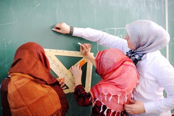 آماده/ اعتراض مسلمانان انگلیس به بازجویی از دانش‌آموزان محجبه