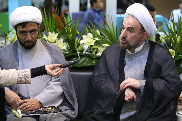 حضور رئیس دانشگاه مذاهب اسلامی در غرفه ایکنا