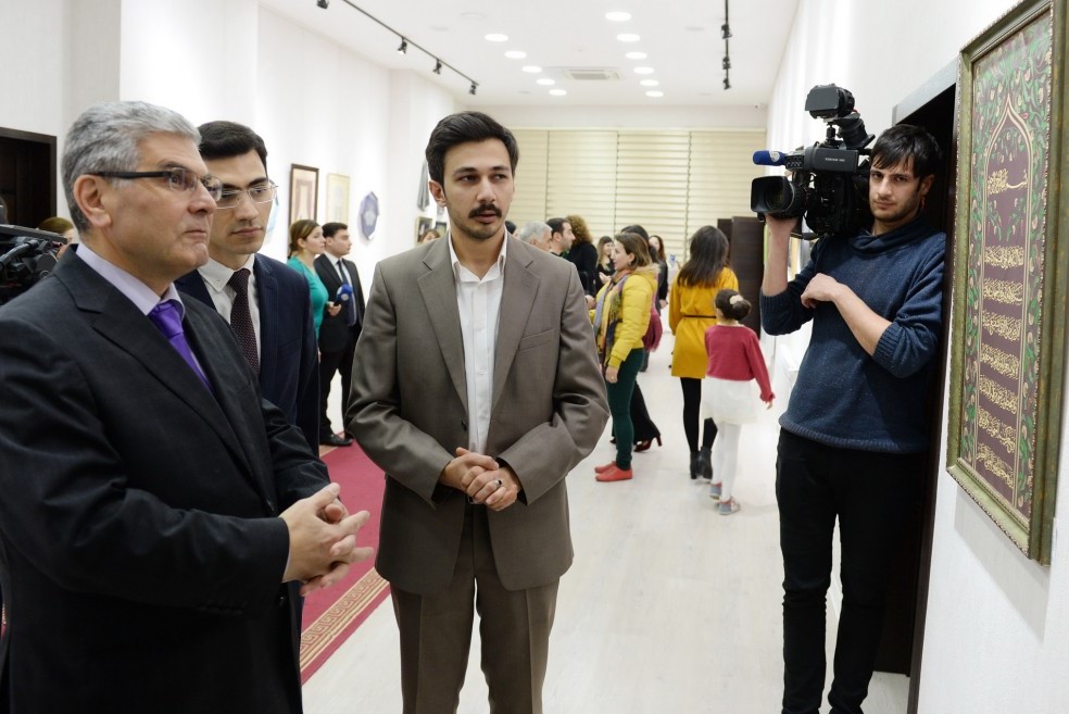 نمایش نخستین مصحف حریری در آذربایجان نمایش نخستین مصحف حریری در آذربایجان