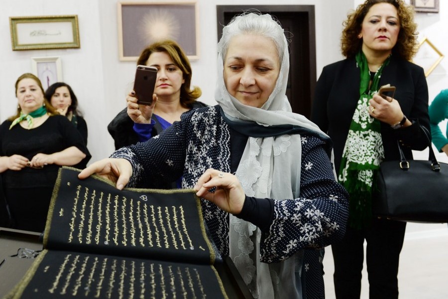 نمایش نخستین مصحف حریری در آذربایجان نمایش نخستین مصحف حریری در آذربایجان
