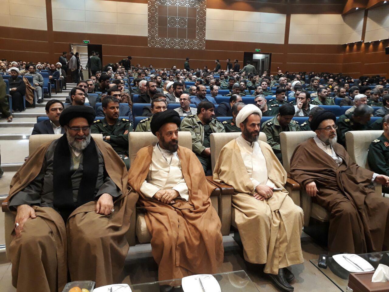 دشمن آرام نمی&zwnj;گیرد مگر با تهی کردن دنیا از آثار انقلاب اسلامی