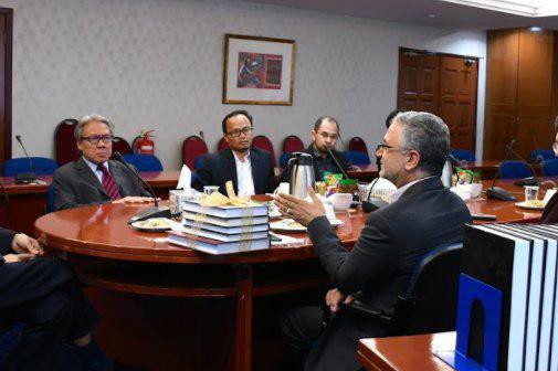 اهدای منابع تفسیری شیعی به مرکز مطالعات مالزی