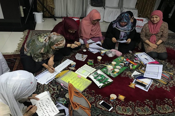 آموزش خوشنویسی سوره «حمد» در فیلیپین+عکس آموزش خوشنویسی سوره «حمد» در فیلیپین+عکس