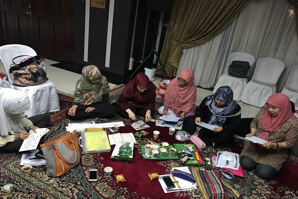 آموزش خوشنویسی سوره «حمد» در فیلیپین+عکس آموزش خوشنویسی سوره «حمد» در فیلیپین+عکس