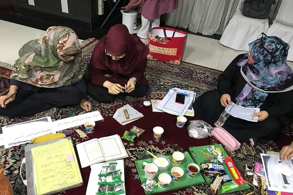 آموزش خوشنویسی سوره «حمد» در فیلیپین+عکس آموزش خوشنویسی سوره «حمد» در فیلیپین+عکس