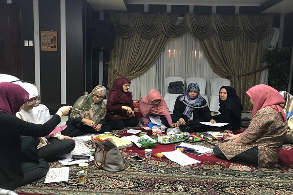 آموزش خوشنویسی سوره «حمد» در فیلیپین+عکس آموزش خوشنویسی سوره «حمد» در فیلیپین+عکس