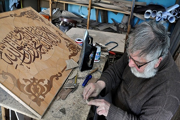 علاقه هنرمند روس به معرق کاری آیات قرآن+عکس / در حال تکمیل