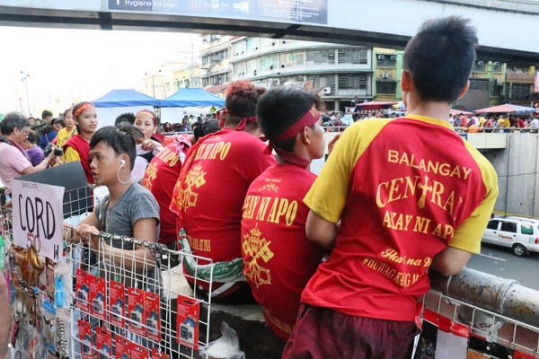 تبرک جستن در مراسم مسیحیان فیلیپین+دانلود