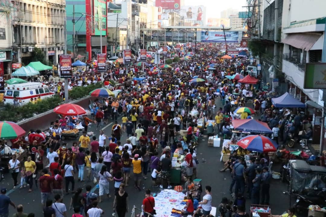 تبرک جستن در مراسم مسیحیان فیلیپین+دانلود تبرک جستن در مراسم مسیحیان فیلیپین+دانلود
