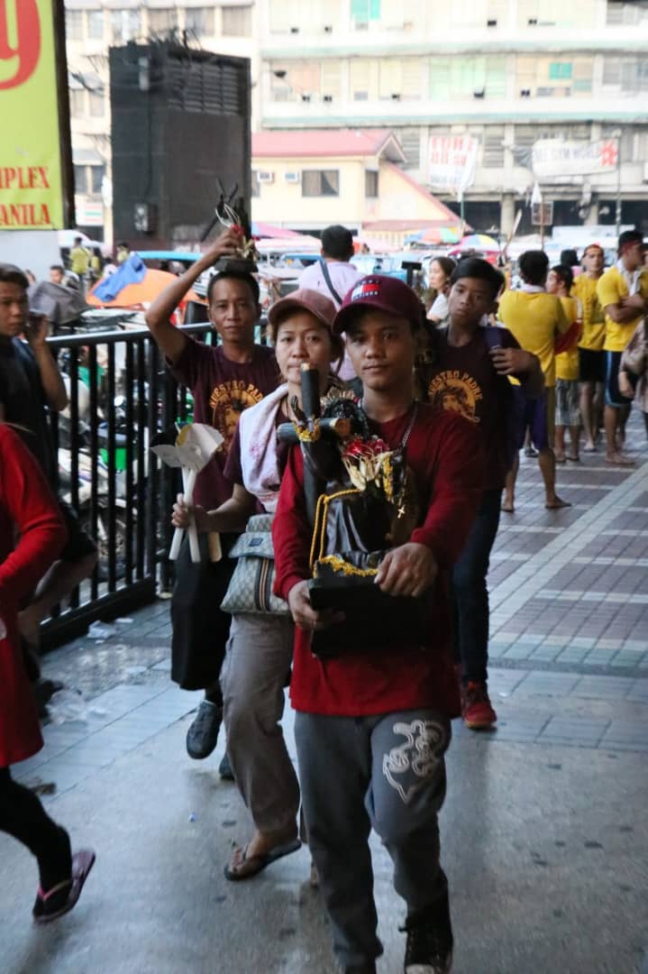 تبرک جستن در مراسم مسیحیان فیلیپین+دانلود