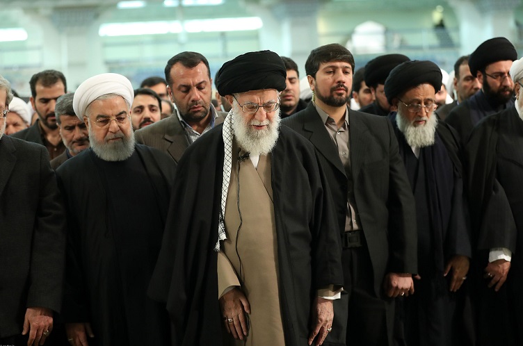 رهبر معظم انقلاب بر پیکر مرحوم آیت&zwnj;الله هاشمی شاهرودی نماز اقامه کردند