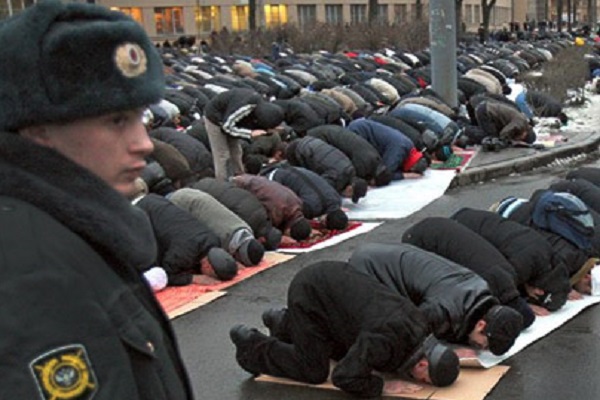 فعالیت قرآنی در غربت پهناورترین کشور جهان فعالیت قرآنی در غربت پهناورترین کشور جهان