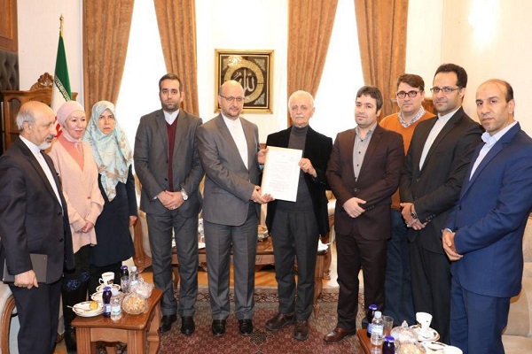 تقدیر از خبرنگار رویدادهای انقلاب در بوسنی+عکس