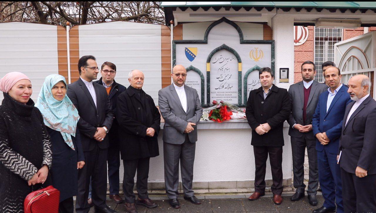 تقدیر از خبرنگار رویدادهای انقلاب در بوسنی+عکس