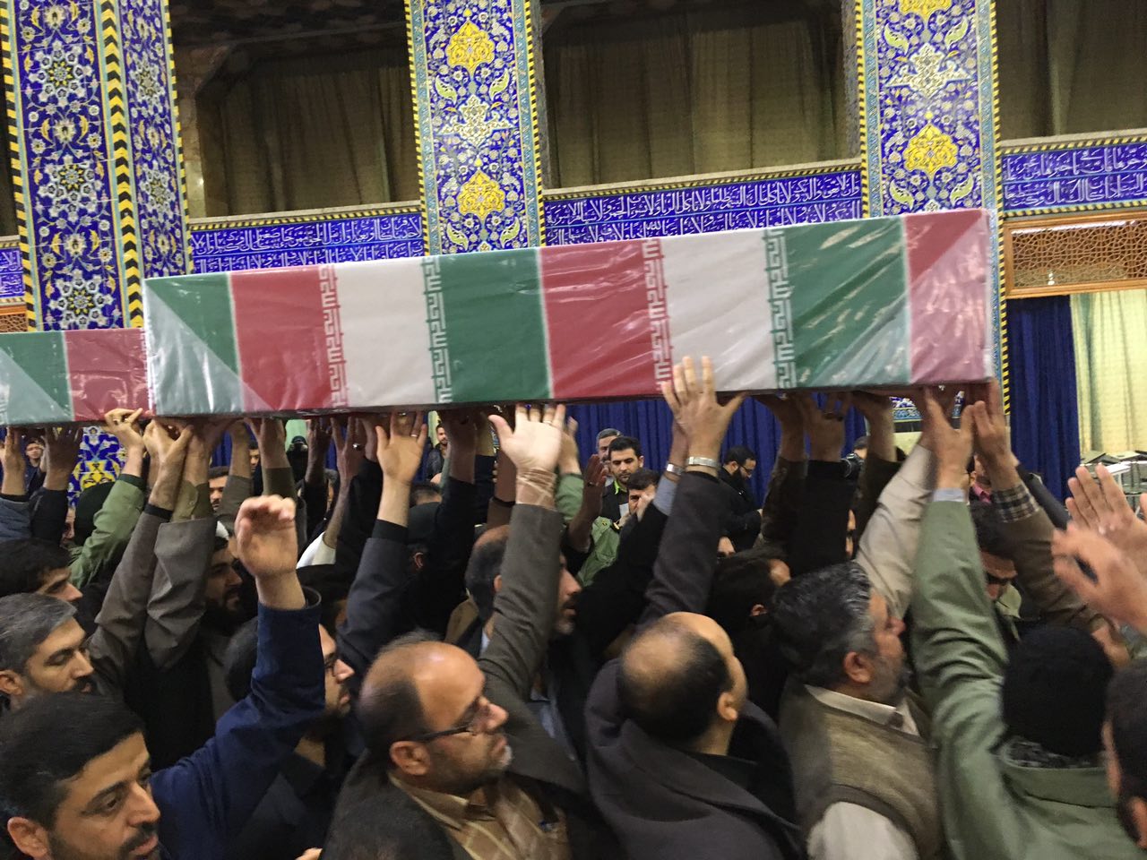 کاروان قرآنی انقلاب بر مزار شهید قرآنی منا کاروان قرآنی انقلاب بر مزار شهید قرآنی منا