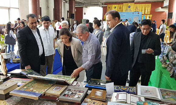 نمایش مناجاتنامه امام علی(ع) در دانشگاه فیلیپین نمایش مناجاتنامه امام علی(ع) در دانشگاه فیلیپین