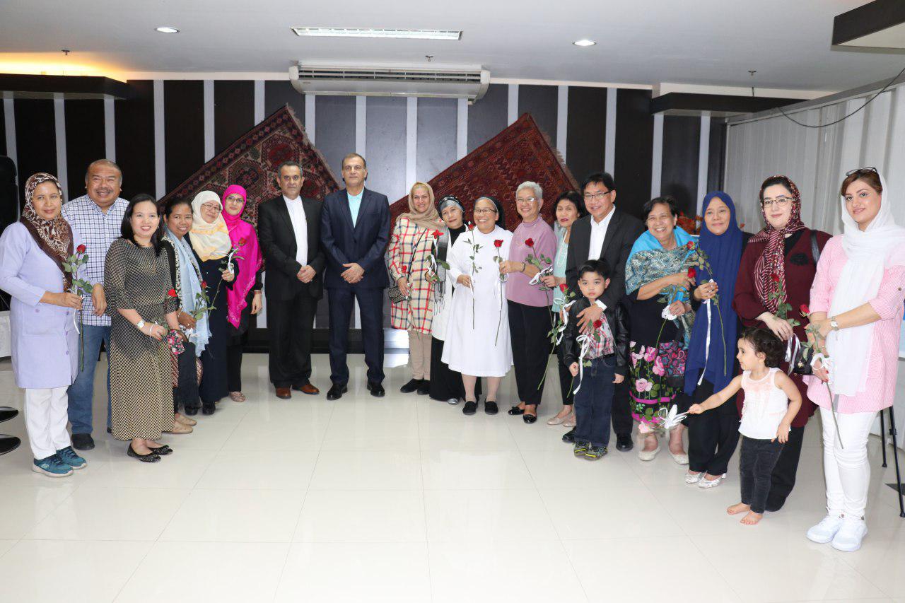 بزرگداشت مقام زن در فیلیپین/ بانوی مسیحی: حضرت فاطمه(س) الگوی زنان جهان است بزرگداشت مقام زن در فیلیپین/ بانوی مسیحی: حضرت فاطمه(س) الگوی زنان جهان است