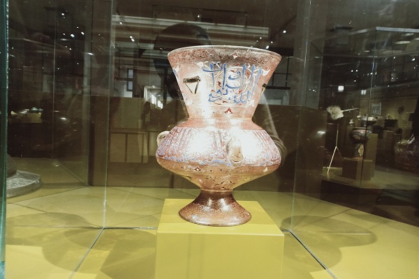 نگه&zwnj;داری صفحاتی از یک قرآن قدیمی در موزه &laquo;لاهه&raquo; هلند