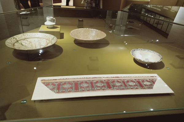 نگه&zwnj;داری صفحاتی از یک قرآن قدیمی در موزه &laquo;لاهه&raquo; هلند