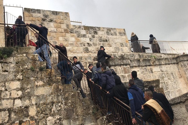 تصاویری از ورود فلسطینیان به مصلای &laquo;باب&zwnj;الرحمة&raquo; پس از 16 سال