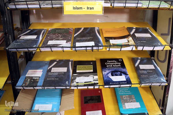 استقبال غیرمسلمان&zwnj;ها از دایر&zwnj;ةالمعارف&zwnj;های اسلامی در نمایشگاه بین&zwnj;المللی کتاب/ ادیت شده