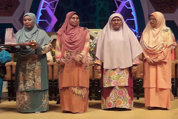 اعطای هدایای یابود به شرکت&zwnj;کنندگان مسابقات قرآن مالزی / دهقان از مدیر جاکیم نگرفت